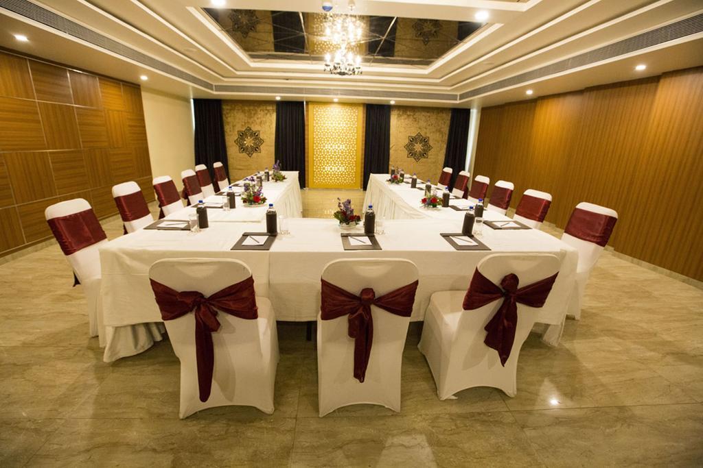 安居什里酒店 乌贾因 外观 照片